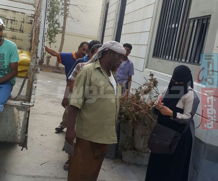 الهلال الأحمر الإماراتي يوزع (1007) سلة غذائية في عدن