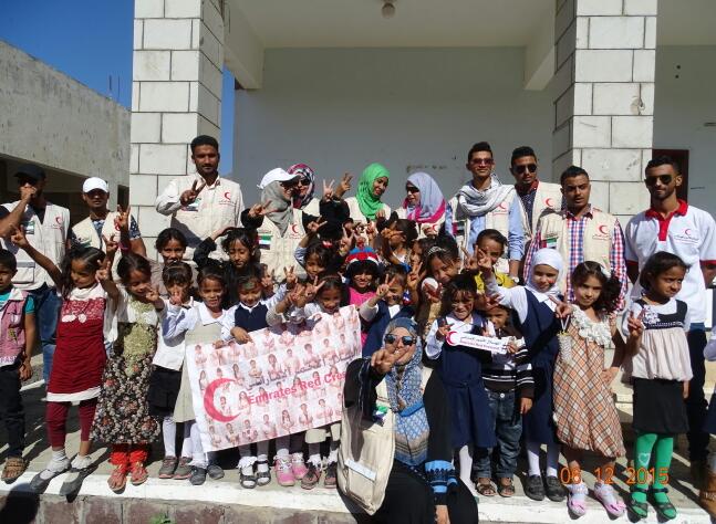 الهلال الأحمر الإماراتي يوزع سلل غذائية ويقوم بنزول ميداني للمدارس والمستشفيات بالضالع