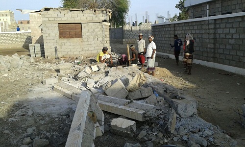 بعد ان كان خطرا يهدد الصغار والكبار : البدء بهدم سور ثانوية الحصن وإعادة بناءه بجهود اهلية