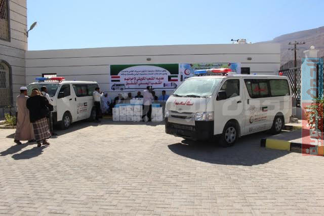 جمعية الحكمة بحضرموت تسلّم مكتب صحة وادي حضرموت سيارتي إسعاف بتمويل من صندوق إعانة المرضى الكويتي