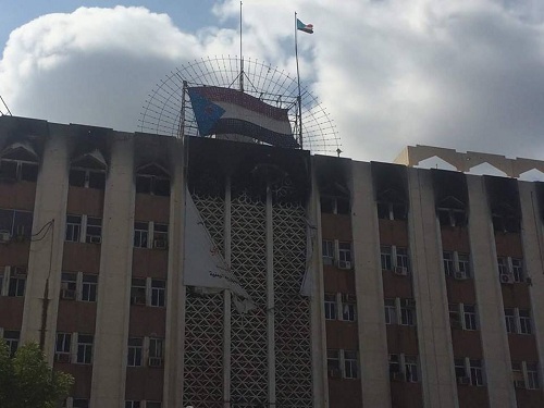 علم الجنوب لأول مرة فوق مبنى محافظة عدن منذ 94