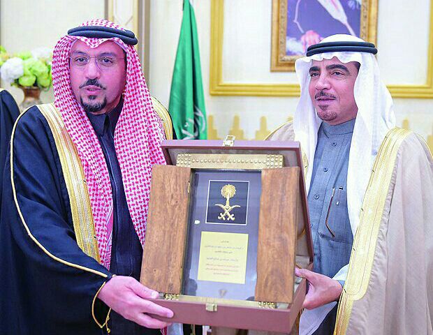 “الأميرفيصل بن مشعل” يكرم الشيخ عبدالله العثيم