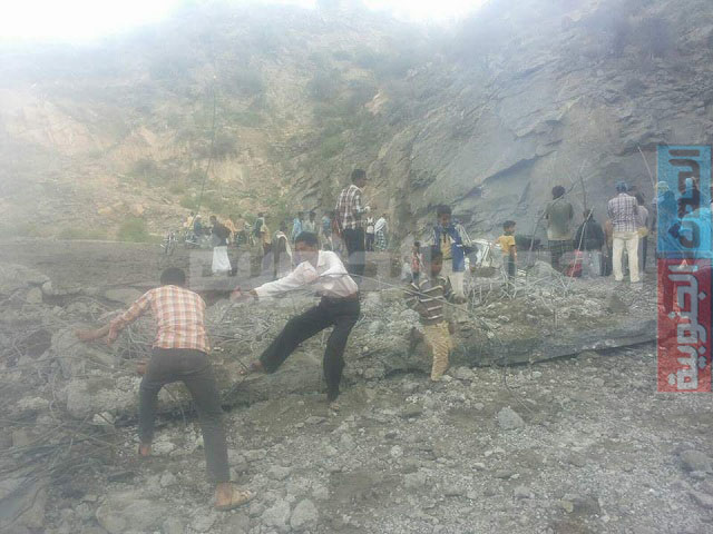 ميليشات الحوثي تفجر طرق وجسور بالمناطق الحدودية مع بتعز (صور)