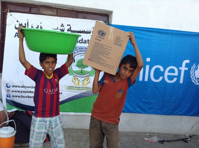 مؤسسة شباب أبين توزع حقائب نظافة في منطقة المحراق جعار