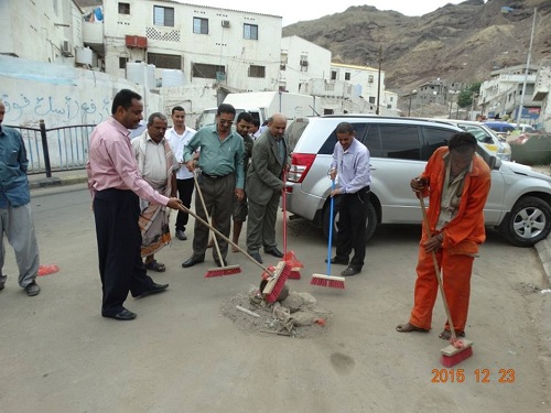 وكيل محافظة عدن يدشن حملة النظافة المجتمعية في منطقة القلوعة بمديرية التواهي