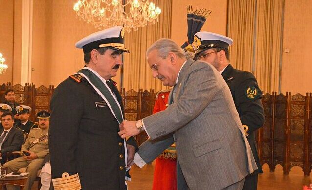 رئيس باكستان يمنح قائد القوات البحرية السعودية وسام “نيشان الامتياز” العسكري