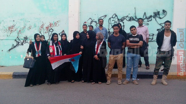 وقفة احتجاجية صامتة امام مبنى المحافظة بعدن للتنديد بعملية اغتيال المحافظ