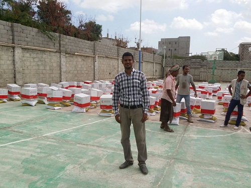 الهلال الأحمر الامارتي يوزع إغاثته في أبين