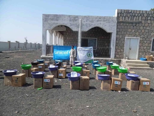 نفذتها إدارة الإغاثة بمؤسسة شباب أبين ..  توزيع مواد وأدوات نظافة لعدد من النازحين  والاسر بجعار