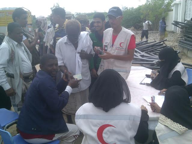 الهلال الاحمر الاماراتي يوزع مساعداته الغذائية بزنحبار