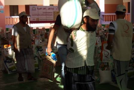 بتمويل  قطر الخيرية مؤسسة المحسنين تبدأ حملتها الاغاثية ( بتوزيع 500 سلة غذائية) للمتضررين من الأحداث بمحافظة عدن