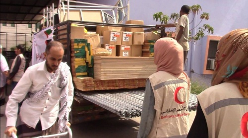 «الهلال الأحمر» توزع مساعدات لآلاف الأسر في المهرة