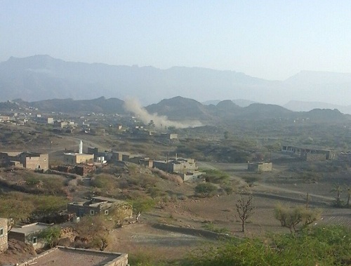 مركز عاصمة الوازعية تحت قصف المليشيات الحوثية