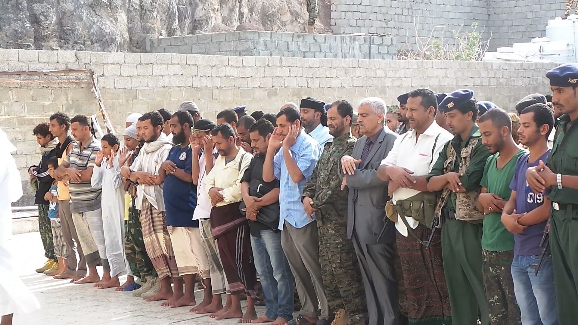 تشييع الشهيدين العقيد عبد الخالق شايع و عبد الفتاح الهندي بموكب جنائزي مهيب الى مثواهم الاخير بمقبرة القطيع بكريتر بحضور العميد شلال شايع