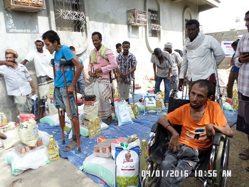 جمعيتا الحكمة الخيرية والمعاقين أبين توزعان سلتهما الغذائية للمعاقين