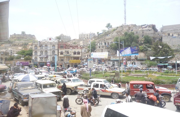 التحالف يُطبق على التمرد في حجة جواً وبحراً