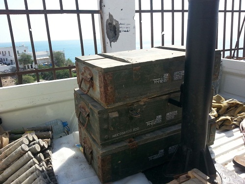 قوات شرطة التواهي تداهم احد الهناجر القديمة لمواني التواهي وتعثر على كميات كبيرة من ذخائر الاسلحة الثقيلة والمتوسطة والعبوات الناسفة والألغام