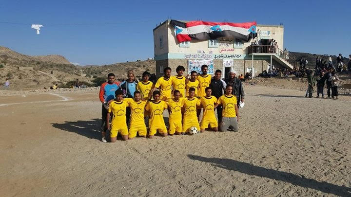 الأصفر المكلاني يقص جناح الأزرق بخماسية أهداف مقابل هدف وحيد ويضمن التأهل للمباراة النهائية والحاسمة امام الأحمر القزعي