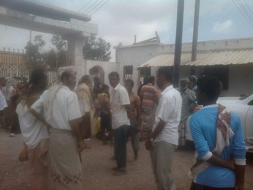 موظفو النظافة بزنجبار يمنعون محافظ ابين من الخروج من مبنى المحافظة