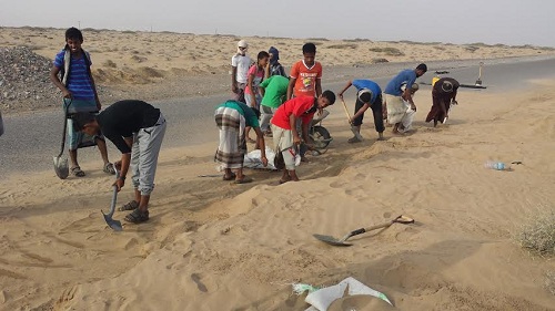 تحت شعار (الهمة ياشباب) شباب من ابناء شقرة يقوموا بازالة الكثبان الرملية من خط زنجبار شقرة