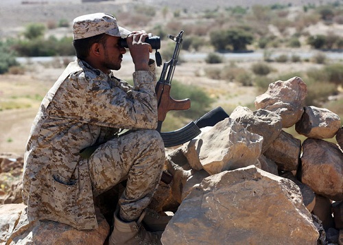 القوات اليمنية: مؤشرات بوجود خبراء عرب وإيرانيين