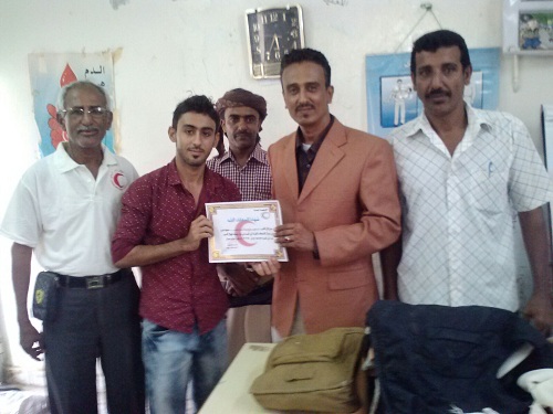 الهلال الأحمر اليمني يختتم دورة اسعافات أولية بحضور المأمور مشبح