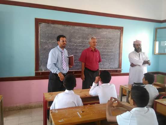 ضمن الزيارات التفقدية للمدارس ، مدير التربية بالشيخ عثمان بالاشتراك مع فريق التوجية التربوي يزوران مدرسة الفجر للتعليم الاساسي