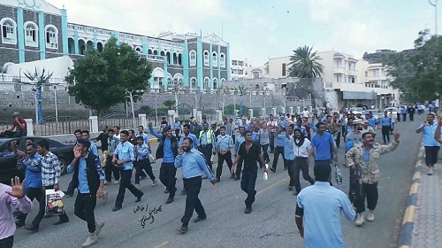 رجال المرور بعدن يخرجون بمظاهرة راجلة للتضامن مع زملائهم