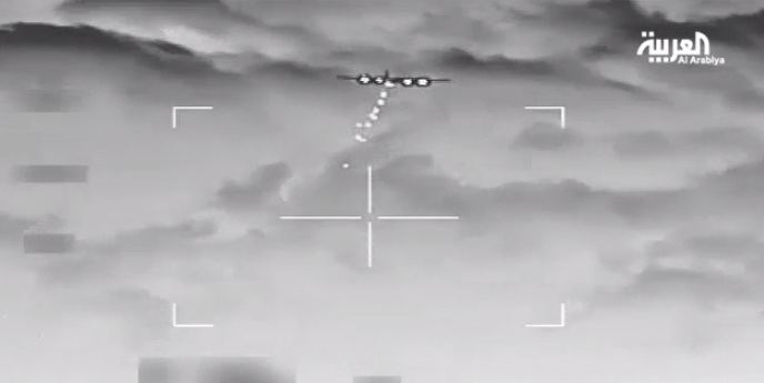 التحالف ينشر صوراً لإنزال مساعدات طبية على تعز المحاصرة