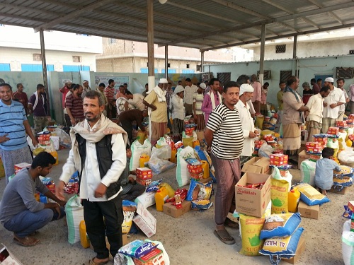 بدعم من الأمانة العامة للأوقاف الكويتية .. جمعية الحكمة توزع [ 240 ] سلة غذائية على نازحي تعز