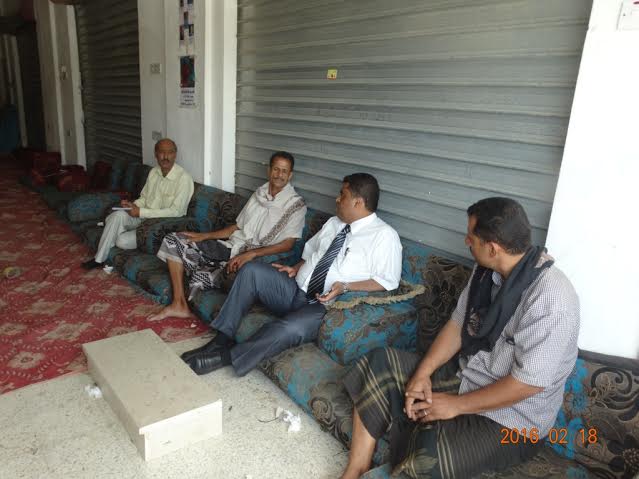 الوكيل شاذلي يقدم واجب العزاء لاقرباء الشهيد رويس العيزبة