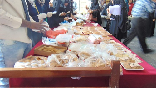 المجلس الطلابي ينظم طبق خيري ومعرض صور في كلية الآداب