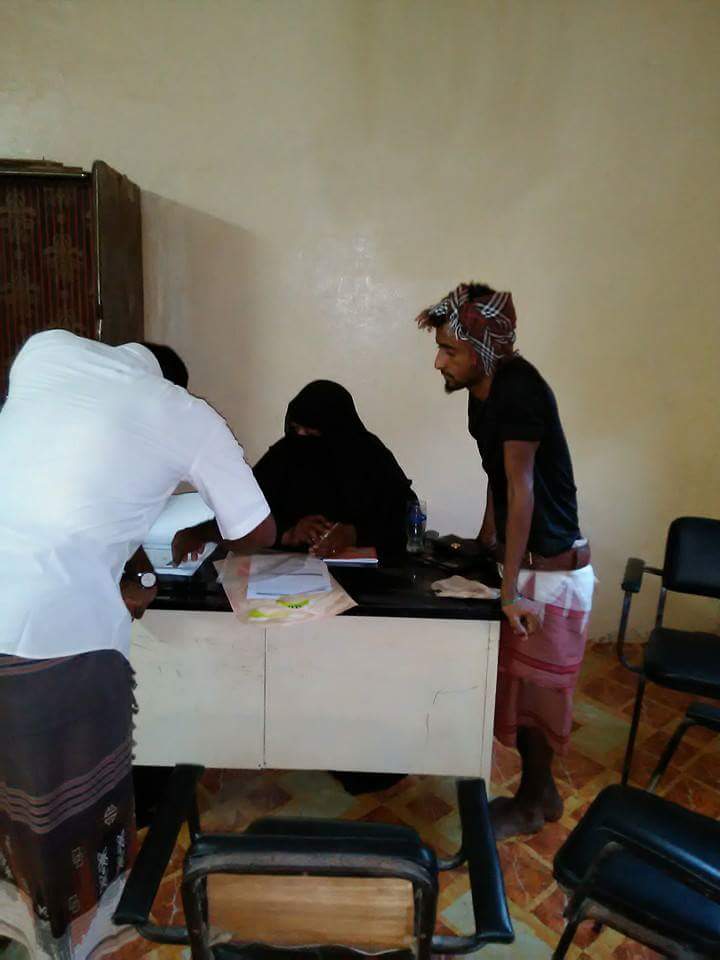 توزيع كروت الاستلام لمواطني الحصن  للحصة الغذائية المقدمة من منظمة كير