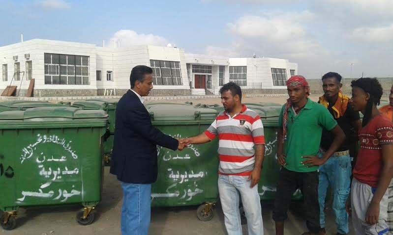 مديرية خورمكسر تتسلم 50 برميل قمامة من الهلال الاحمر الإماراتي كدفعة أولى