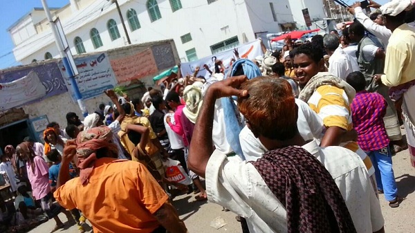 “يامحافظ صحي النوم – لا نزوح بعد اليوم ” مسيرات حاشدة بزنجبار تطالب برحيل الجماعات المسلحة