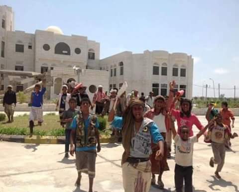 القاعدة تنسحب من جعار وتسلمها للحكومة (صور)