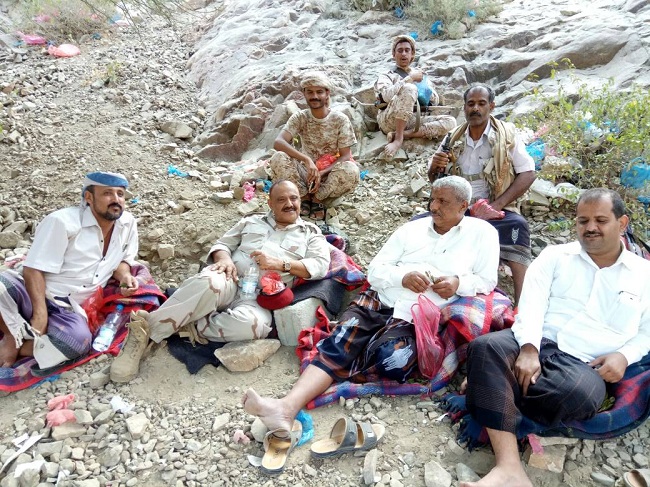 قائد المنطقة الرابعة ومحافظ لحج يشاركون بالخطوط الامامية بجبهات الصبيحة